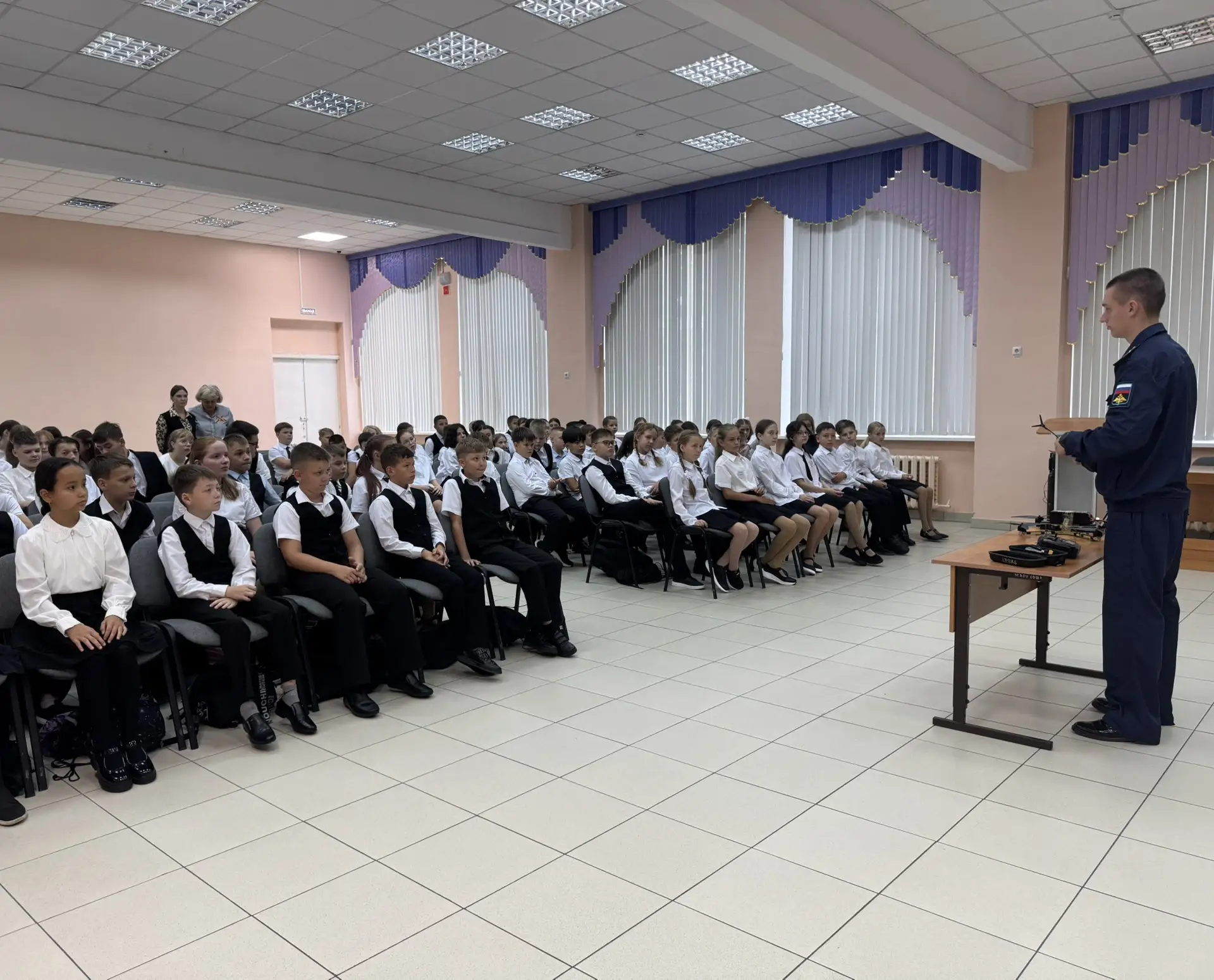 🇷🇺 В МАОУ СОШ №1 имени Героя Советского Союза В. П. Чкалова прошёл Урок мужества, пос...