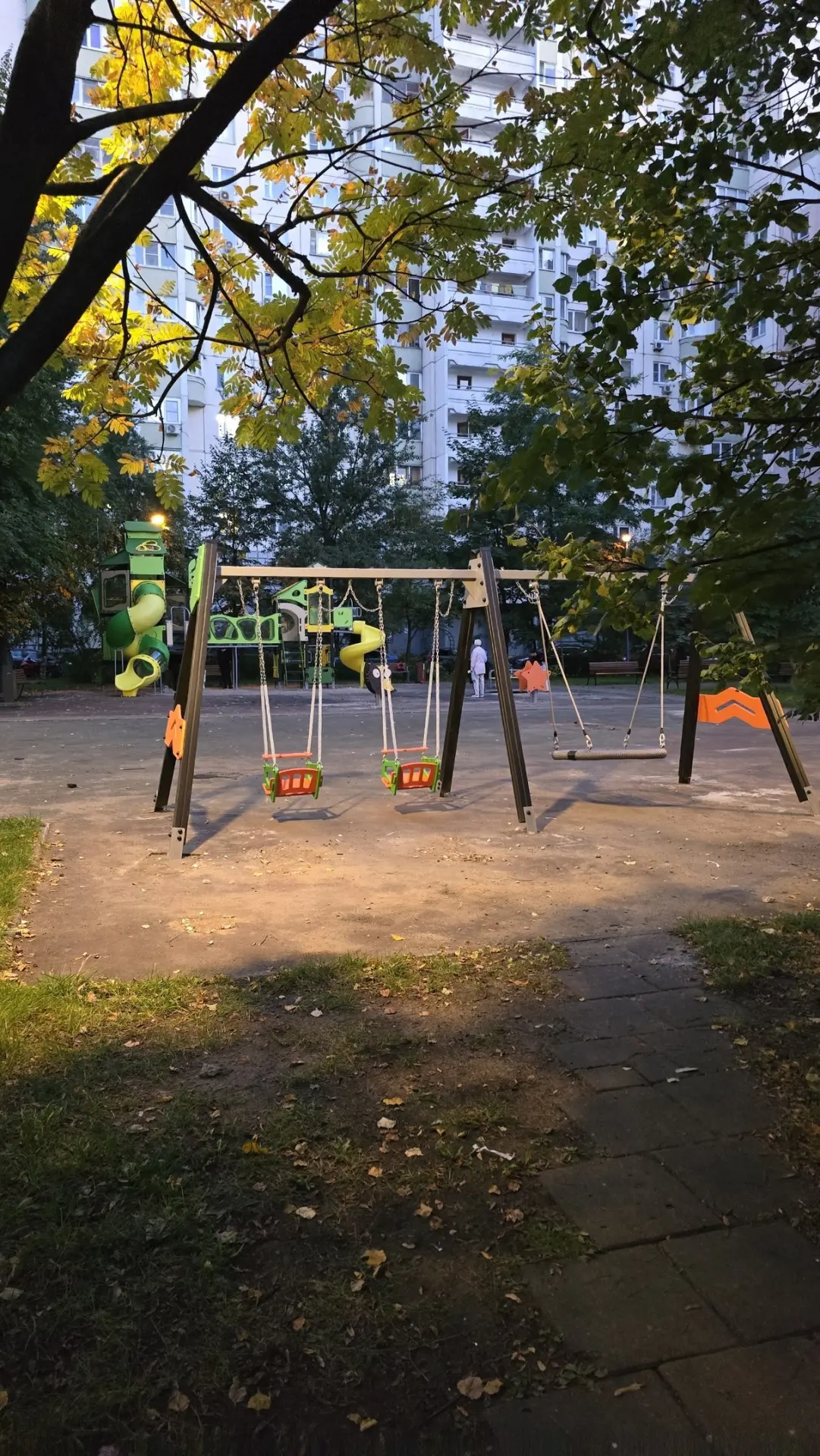 Как продвигаются дела с обновлением детской площадки во дворе на Миля, 19 👀