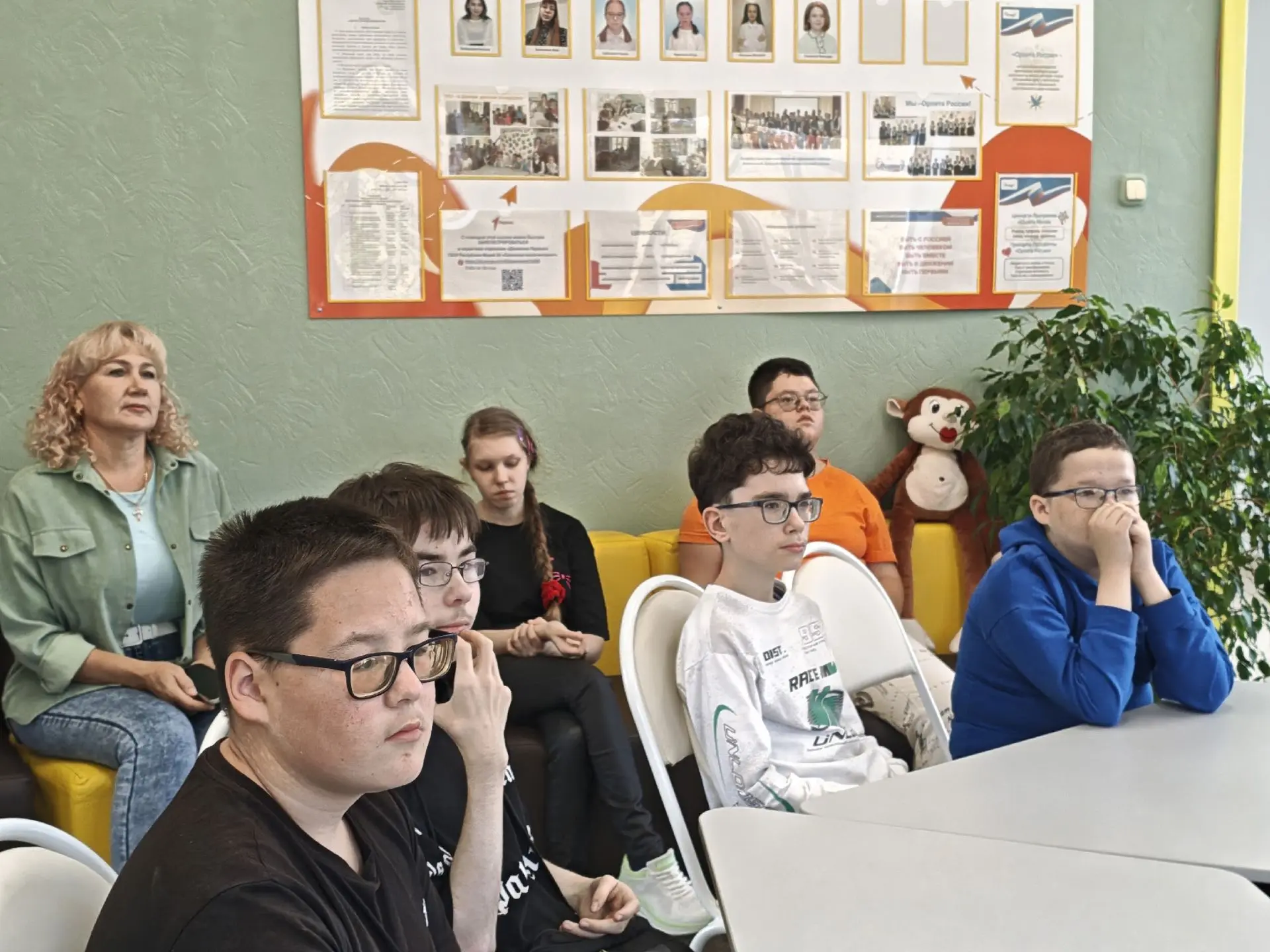 В нашей школе прошёл кинопоказ к Дню воссоединения Донецкой Народной Республики, Луганс...
