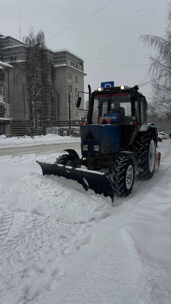 ❄️ Уборка снега в Советском районе — в усиленном режиме! 🚜  Дворники и специализированная техника До