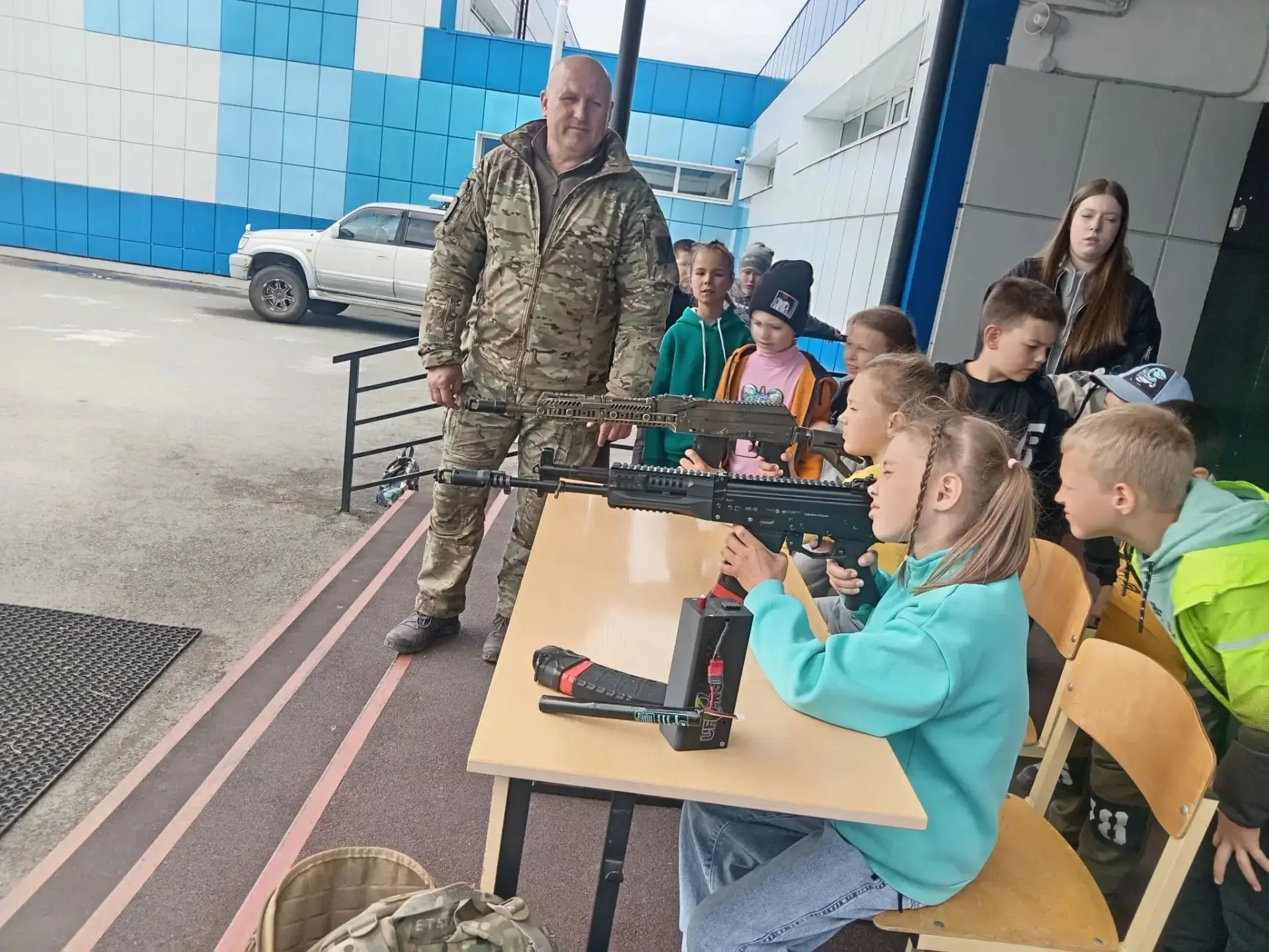"Внимание! Всеобщая мобилизация!" С таких слов начался очередной день в пришкольном лагере. Патриоти