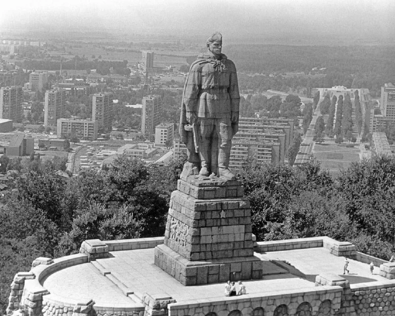 5 ноября 1957 года в Пловдиве (Болгария) открыли памятник советскому солдату-освободите...