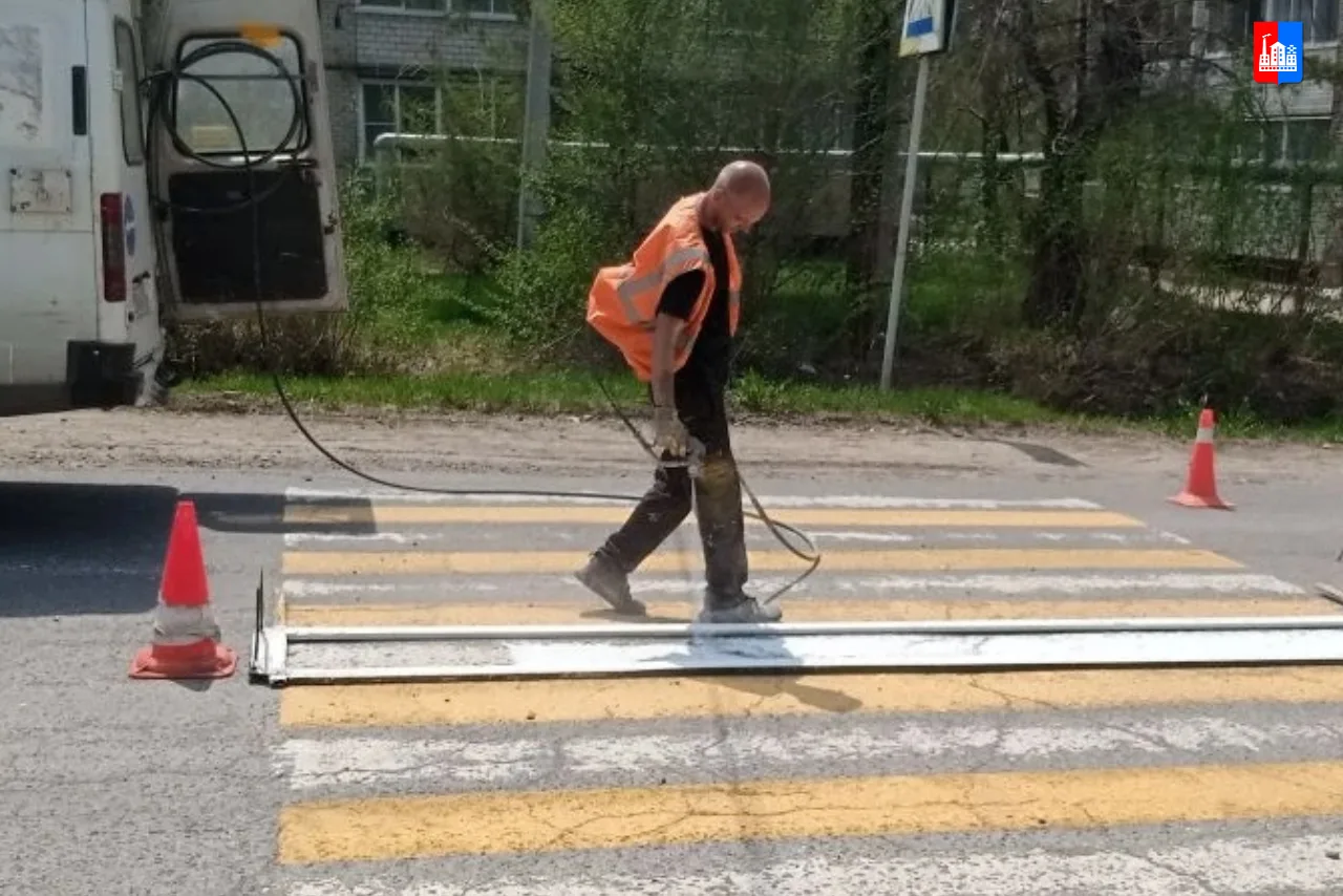 #работы_в_округе  Продолжаются работы на дорогах округа.   ✔️Бригады специалистов оперативно устраня