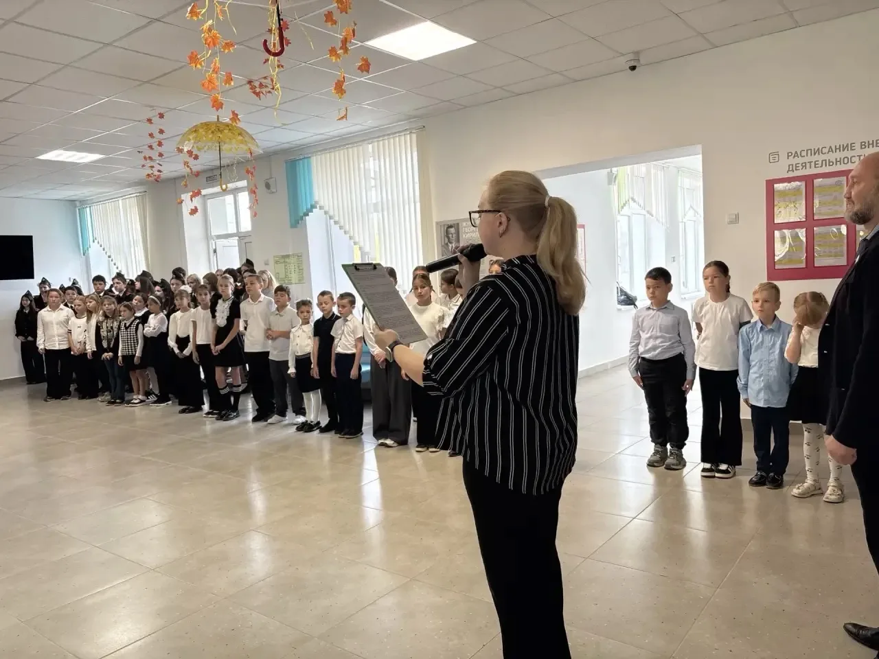 🏫 Торжественная линейка в МБОУ СОШ №21 ко Дню воссоединения 🏫