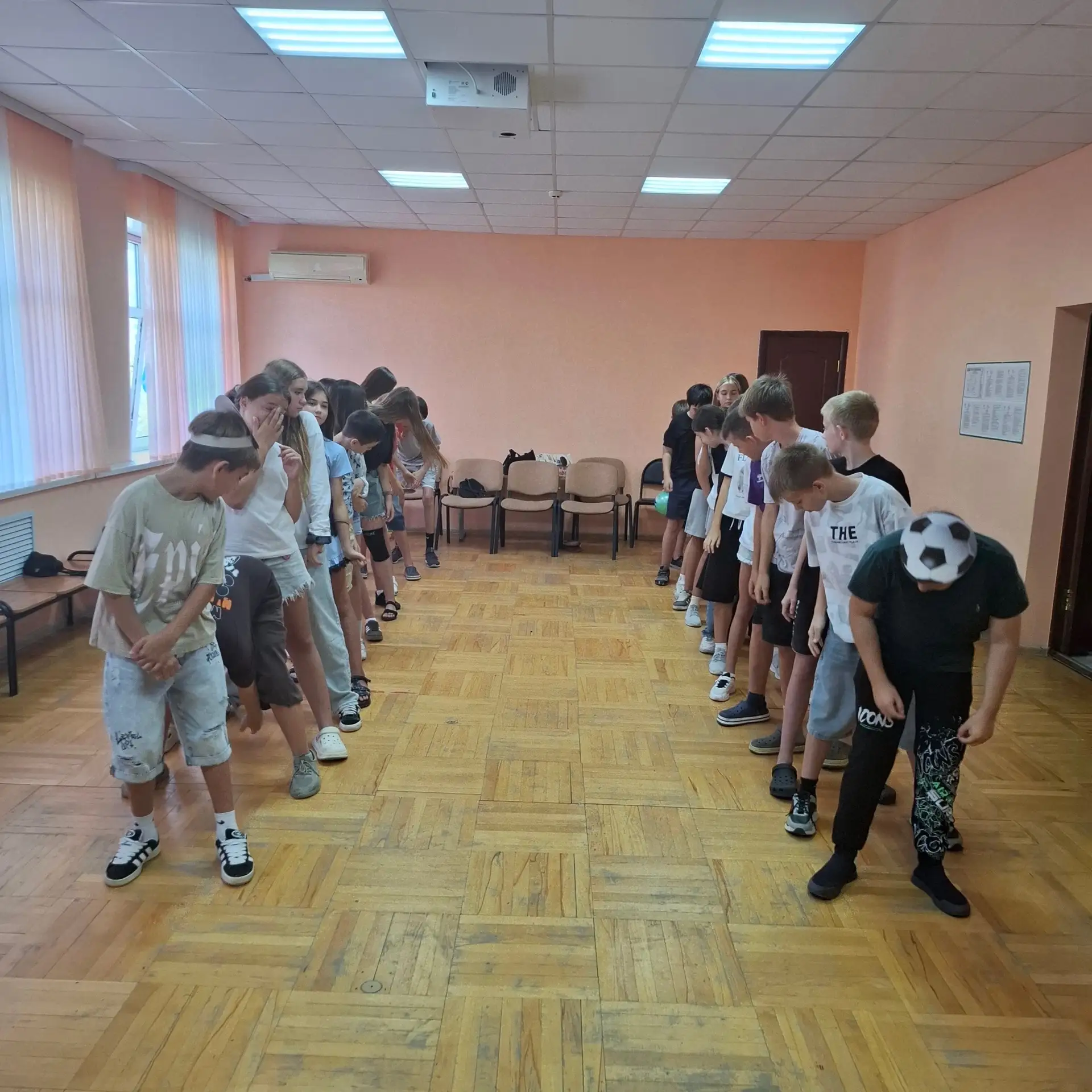 А каникулы продолжаются.И ребята из школьных лагерей приходят в Дом творчества, где для...