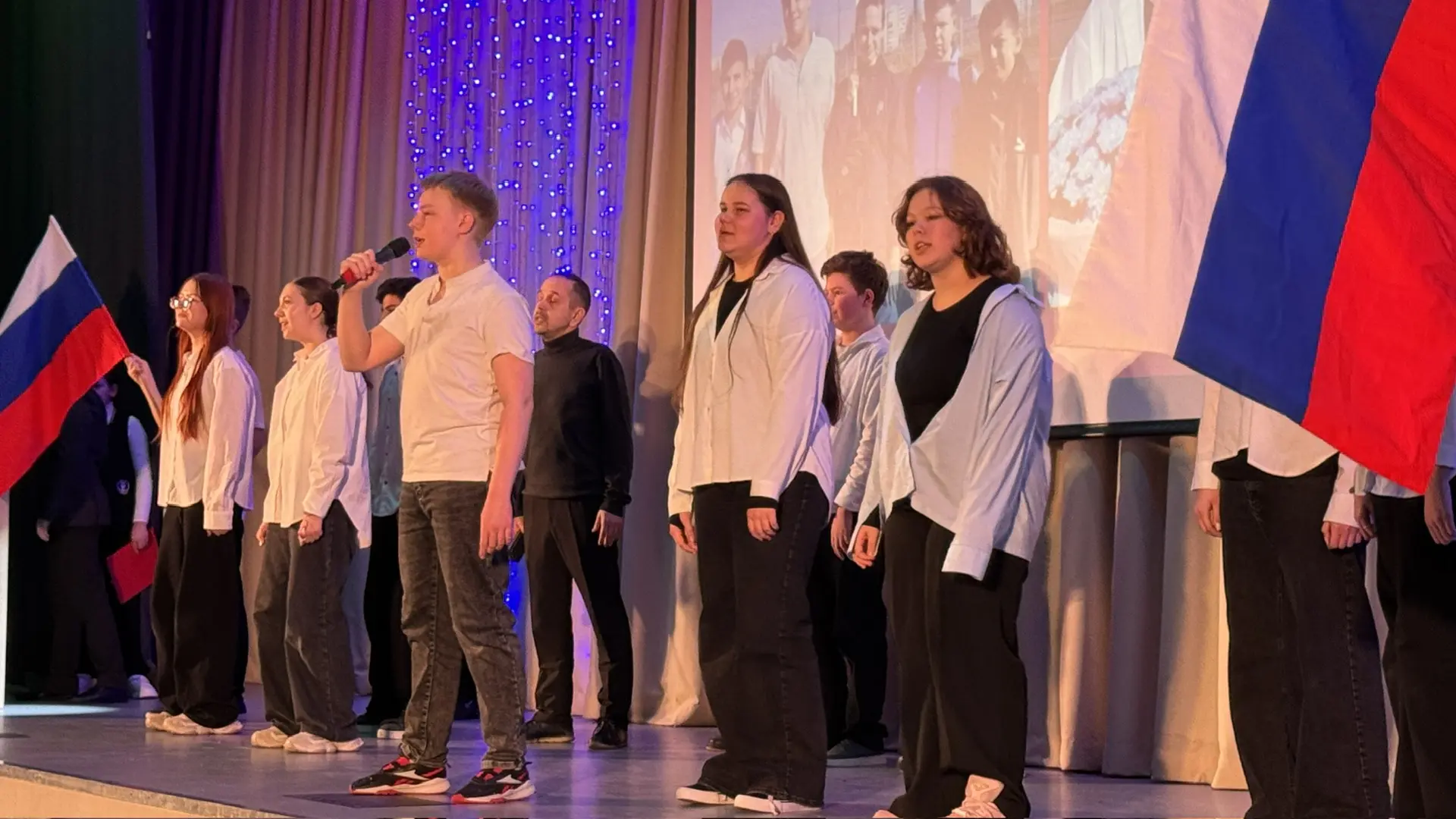 Два дня, 30 классов и песни, от которых мурашки 🎤❤️  Впервые в нашей школе прошла «Битва хоров» в ра