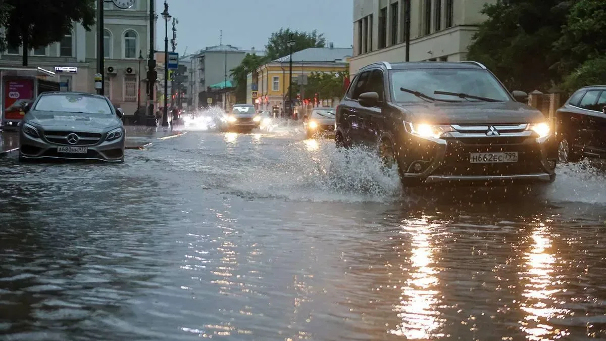 ☔️ Сильный ливень накроет Москву в обед и продлится до ночи — в столице объявлен «жёлты...