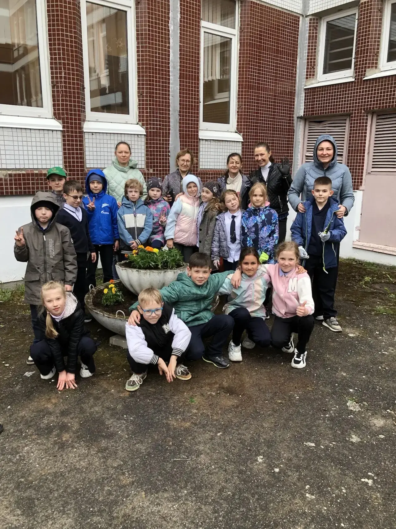 Оформление пространства школьного двора учениками второй параллели🪴💐