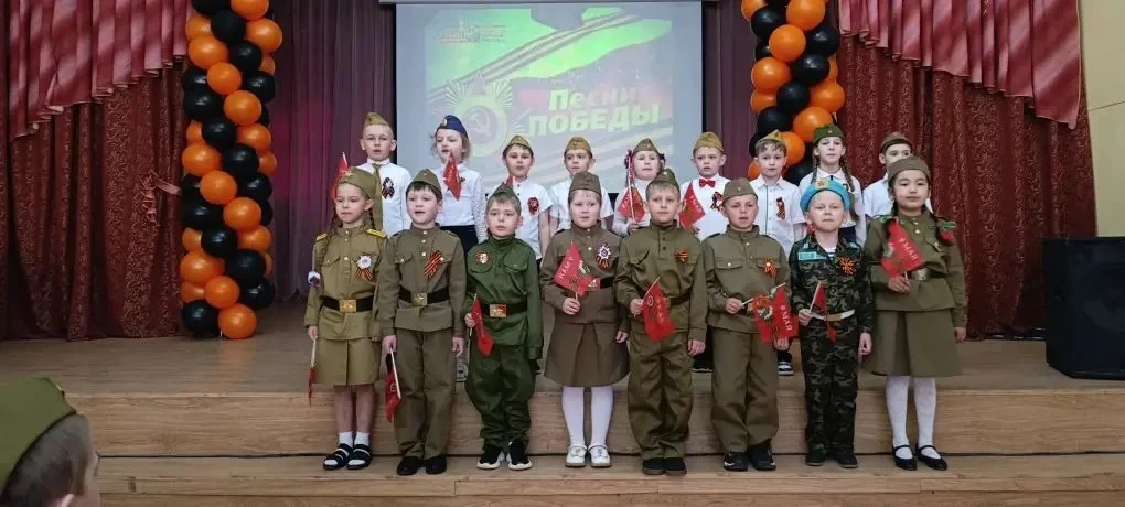 В нашей школе состоялся традиционный фестиваль «Песни Победы», объединивший учащихся начальной школы