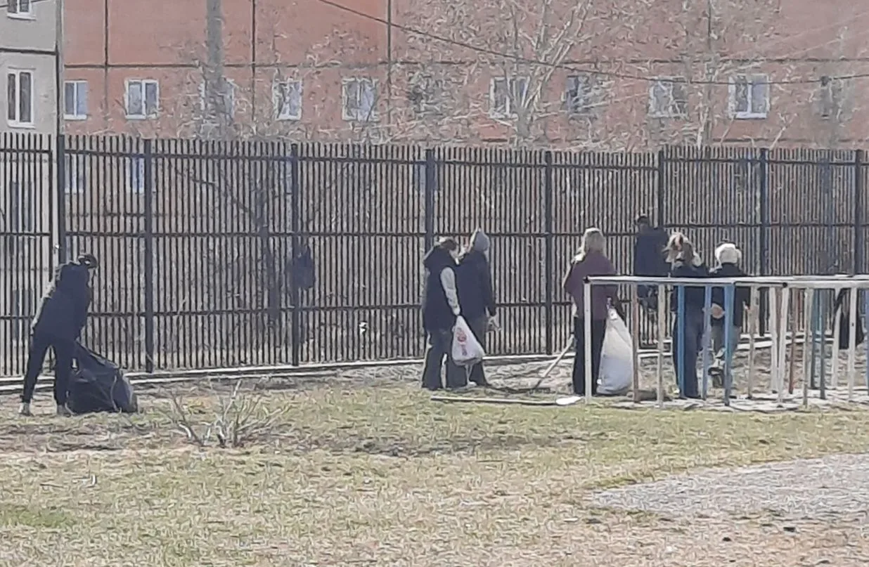 Сегодня в нашей школе прошел ежегодный традиционный субботник по уборке  прилегающей территории!  Уч