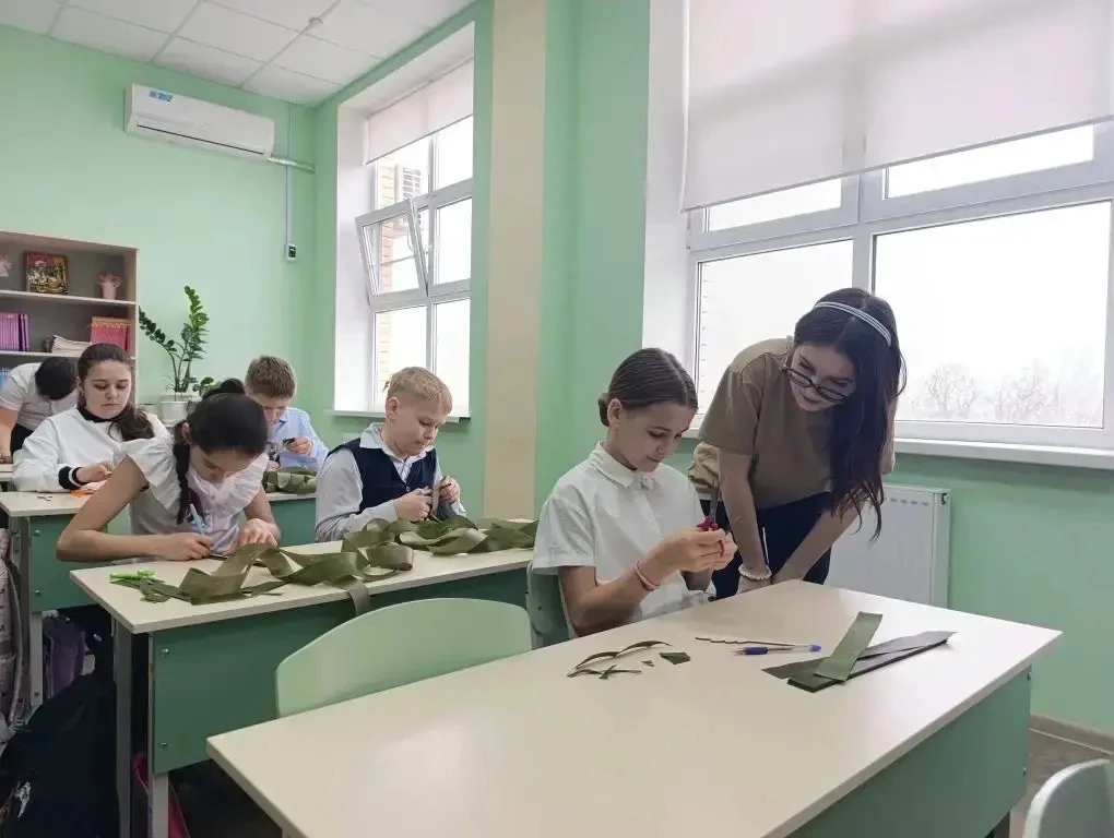 ⚒️🪖Необычный урок труда с пользой для бойцов🪓🇷🇺  🏫В нашей школе волонтеры отряда «Добрые сердца» 🧡 п