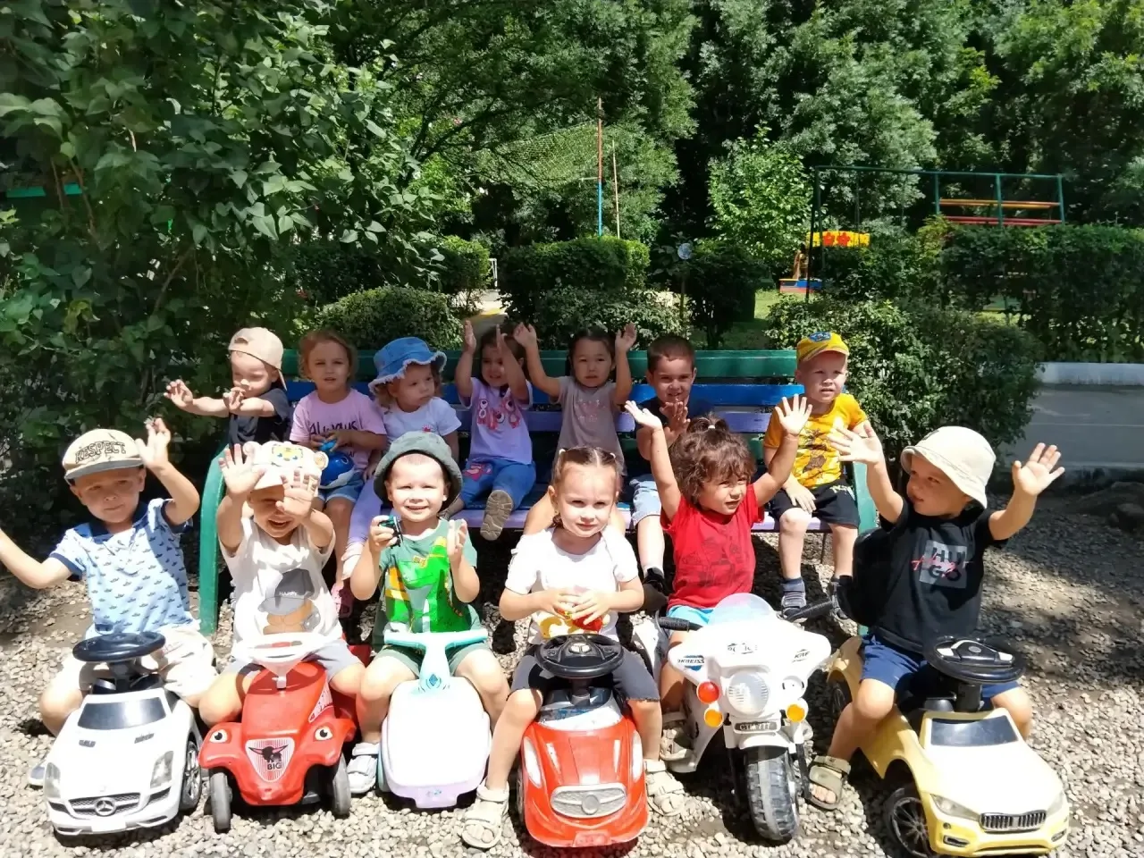 🌈С важным событием! 🎉

Наши «Карапузы» выросли и попрощались с ясельной группой, сделав свой первы