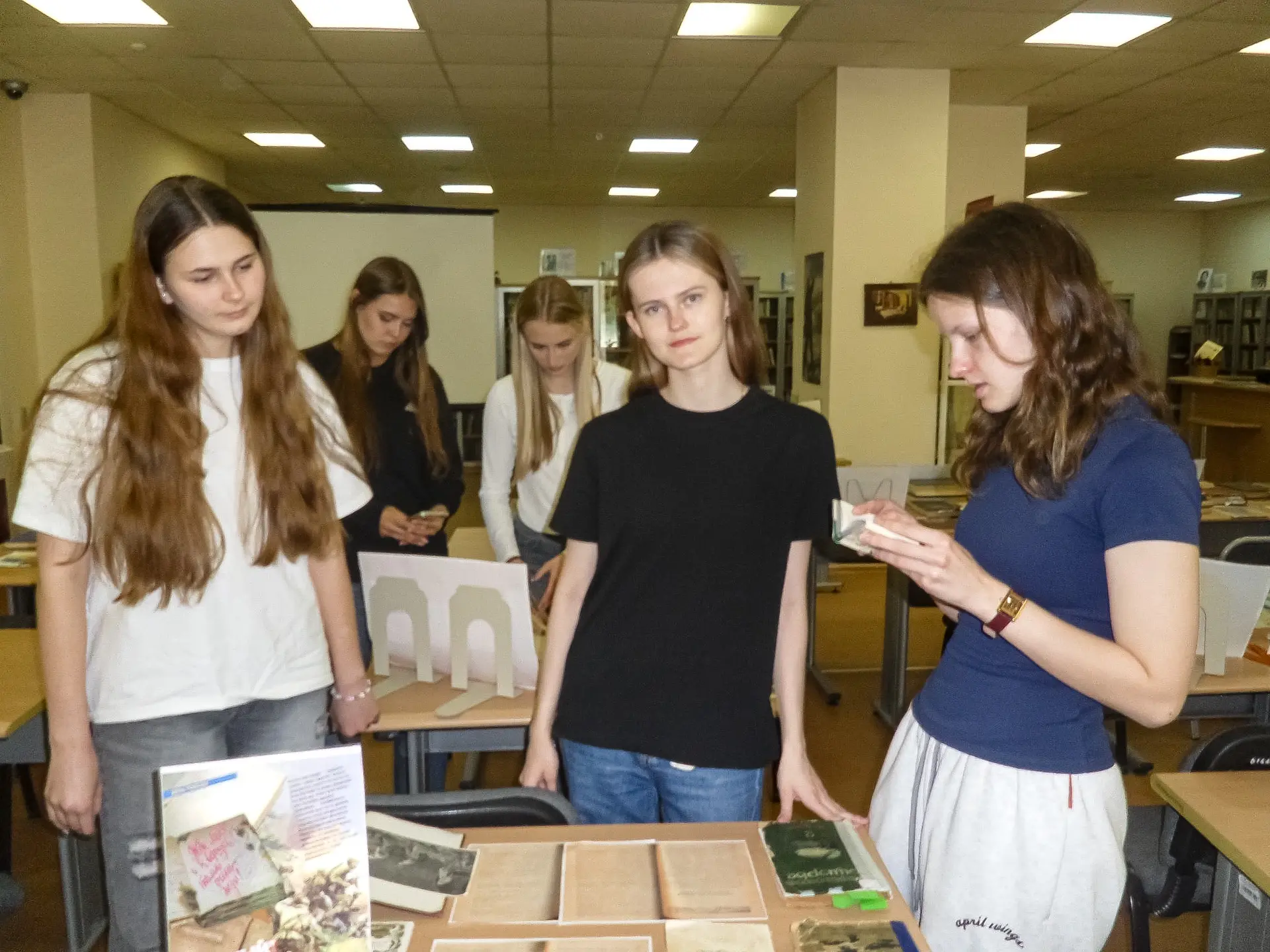 📚 В ДВФУ открылась выставка раритетных книг о культуре народов России ко Дню России