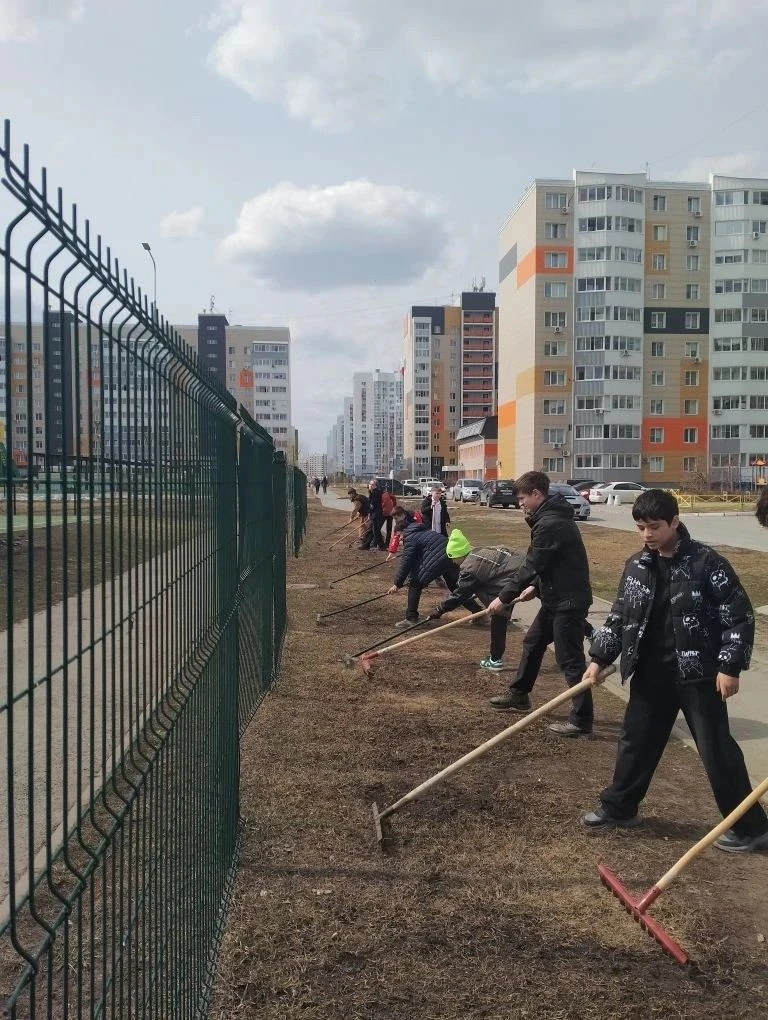 🌱🪵🏢  Чистый двор — наша общая забота!  🌱Весна – время наводить порядок! Наши ученики и  педагоги уже
