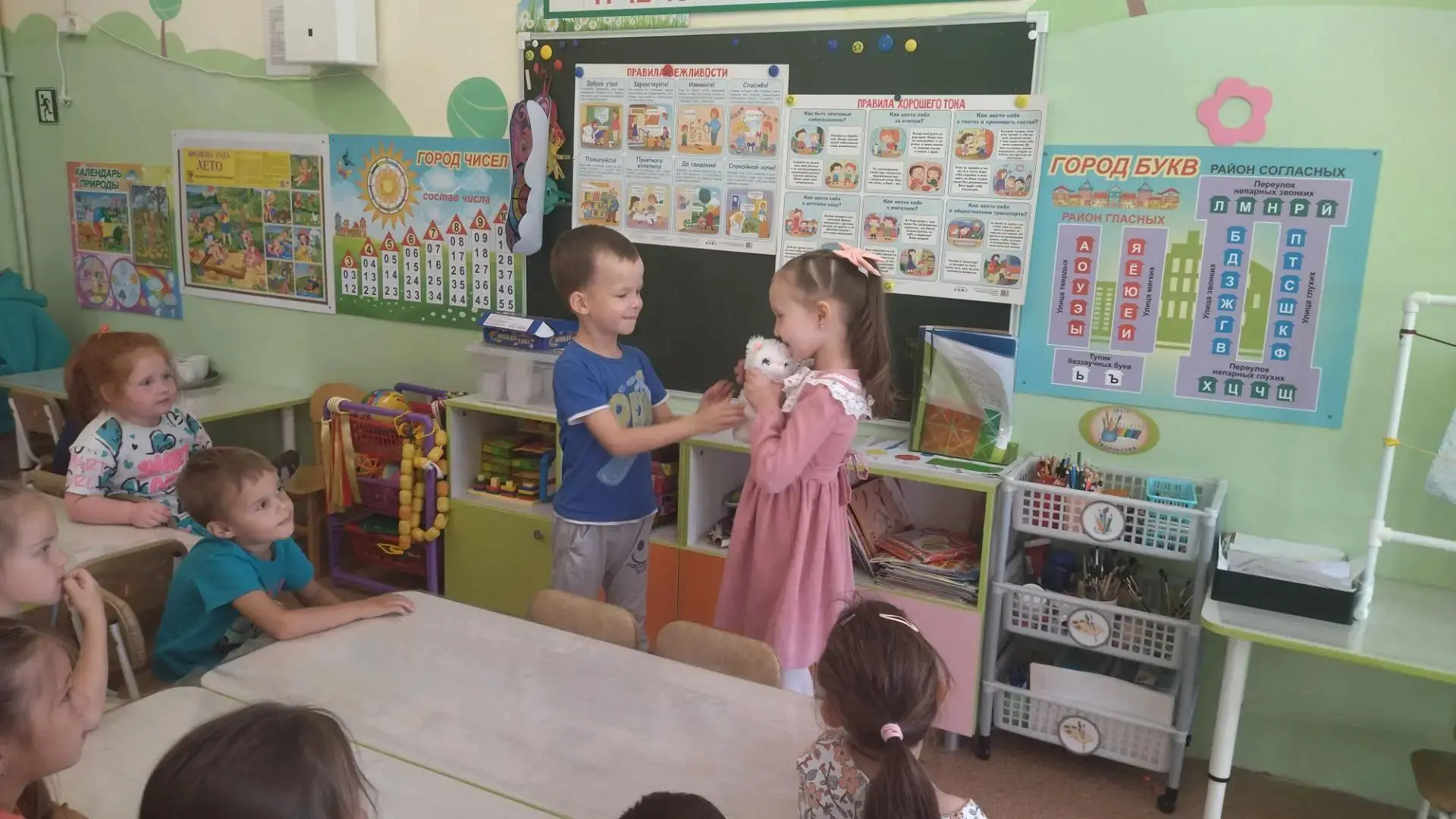 - Что такое - вежливость? Кто же мне ответит?