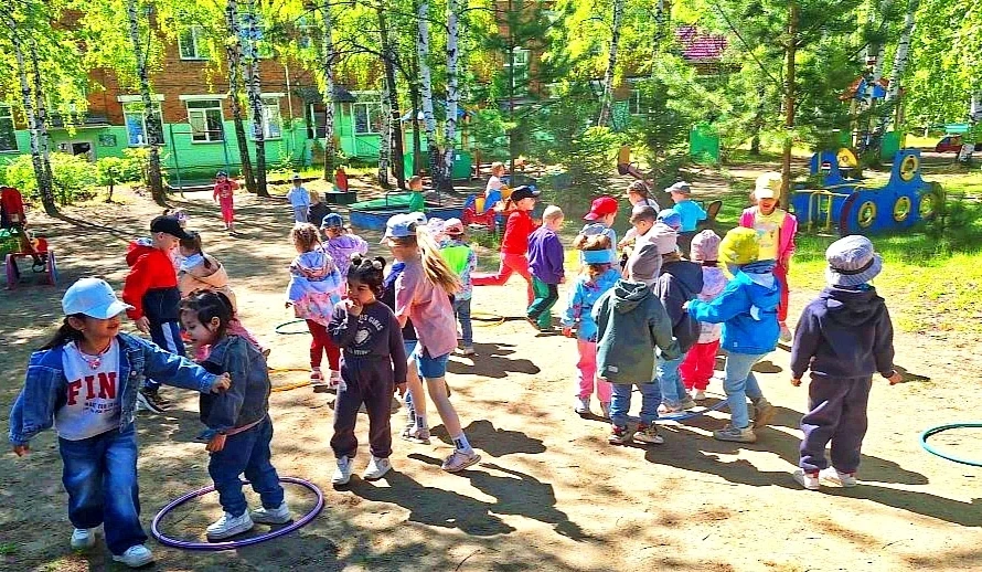 Лето самое любимое время года у детей. 🍓

Это весёлый отдых, поездки на дачу за спелой клубникой и 