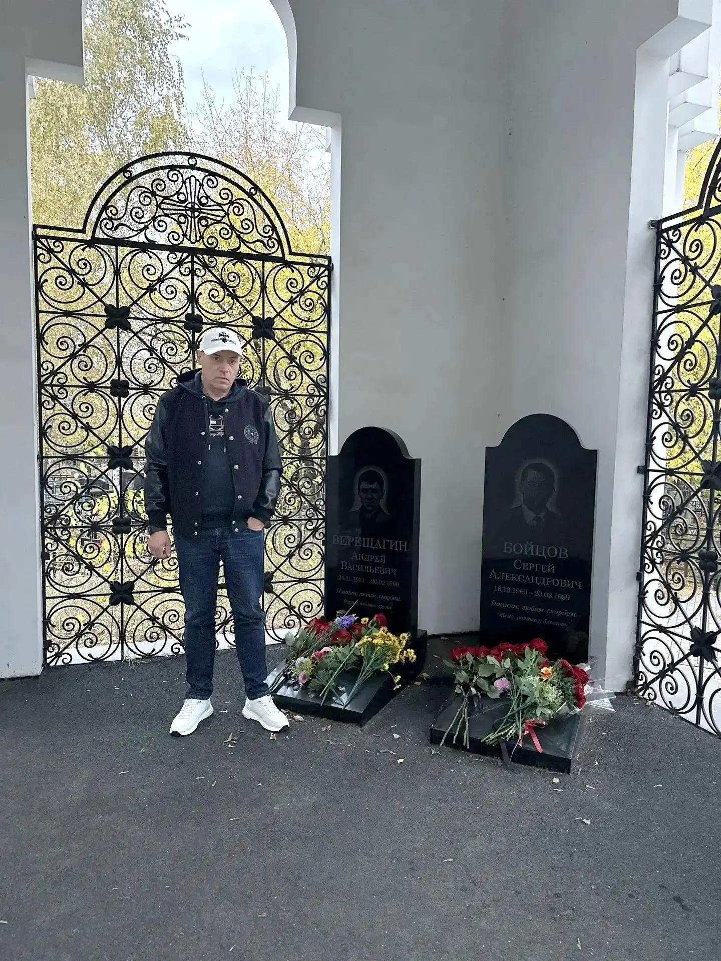 Леонид Семиколенов на могилах Сергея Бойцова и Андрея Верещагина
