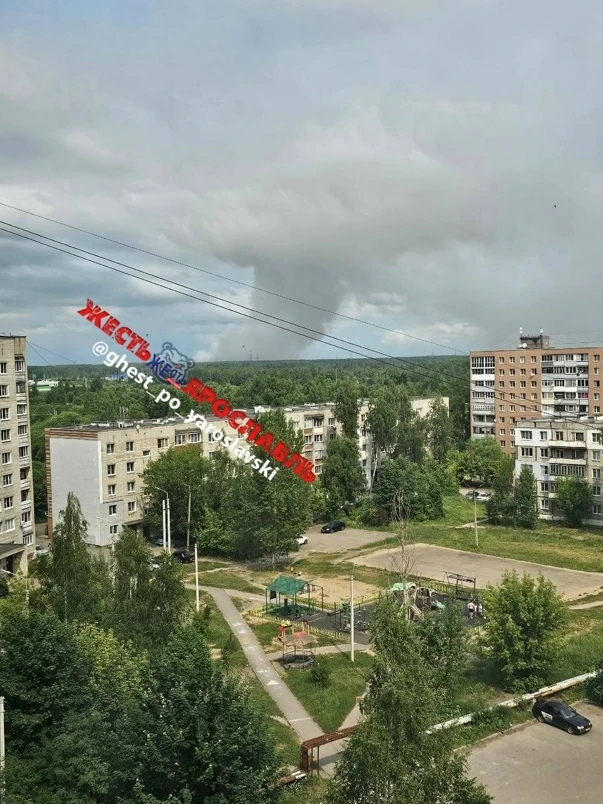 В Ростове Великом горит мусорный полигон, уже не первый день. Запах страшный! Погода меняется, атмос
