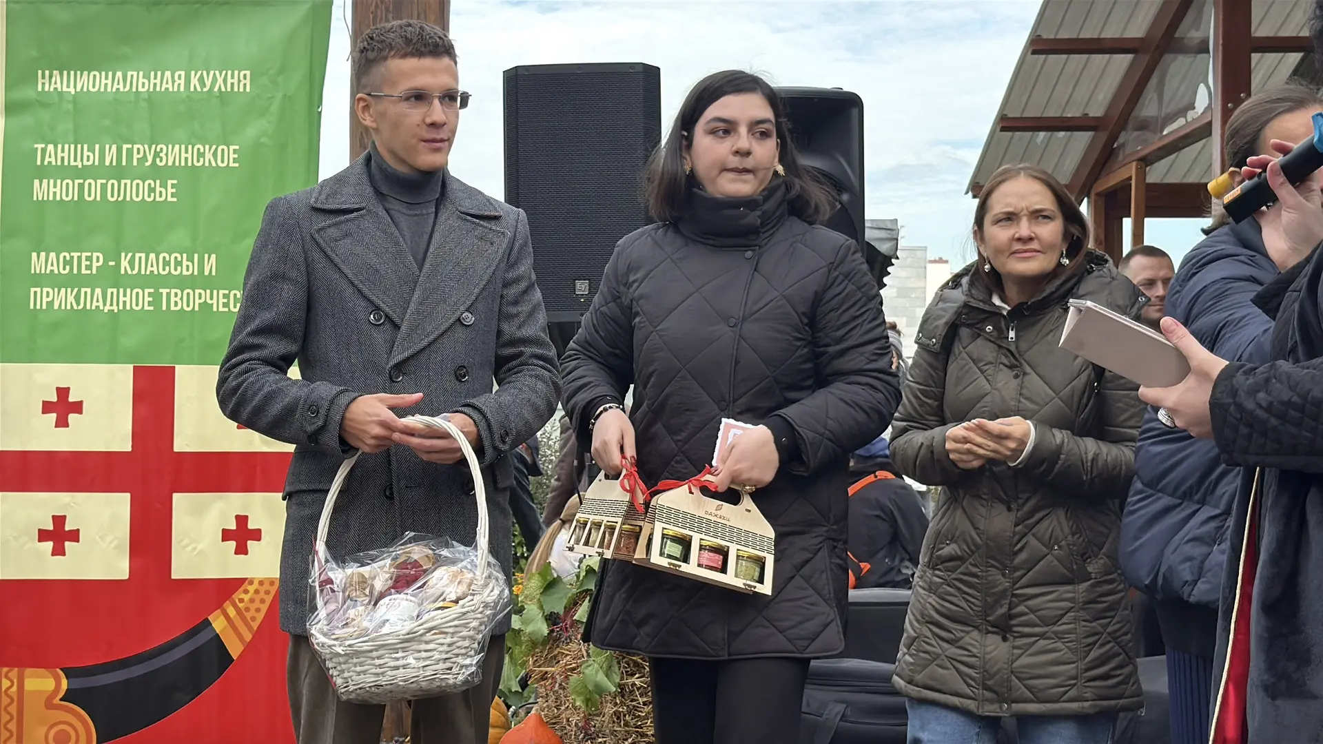 В этом году урок по танцам плавно перешел в танцевальный конкурс среди гостей.