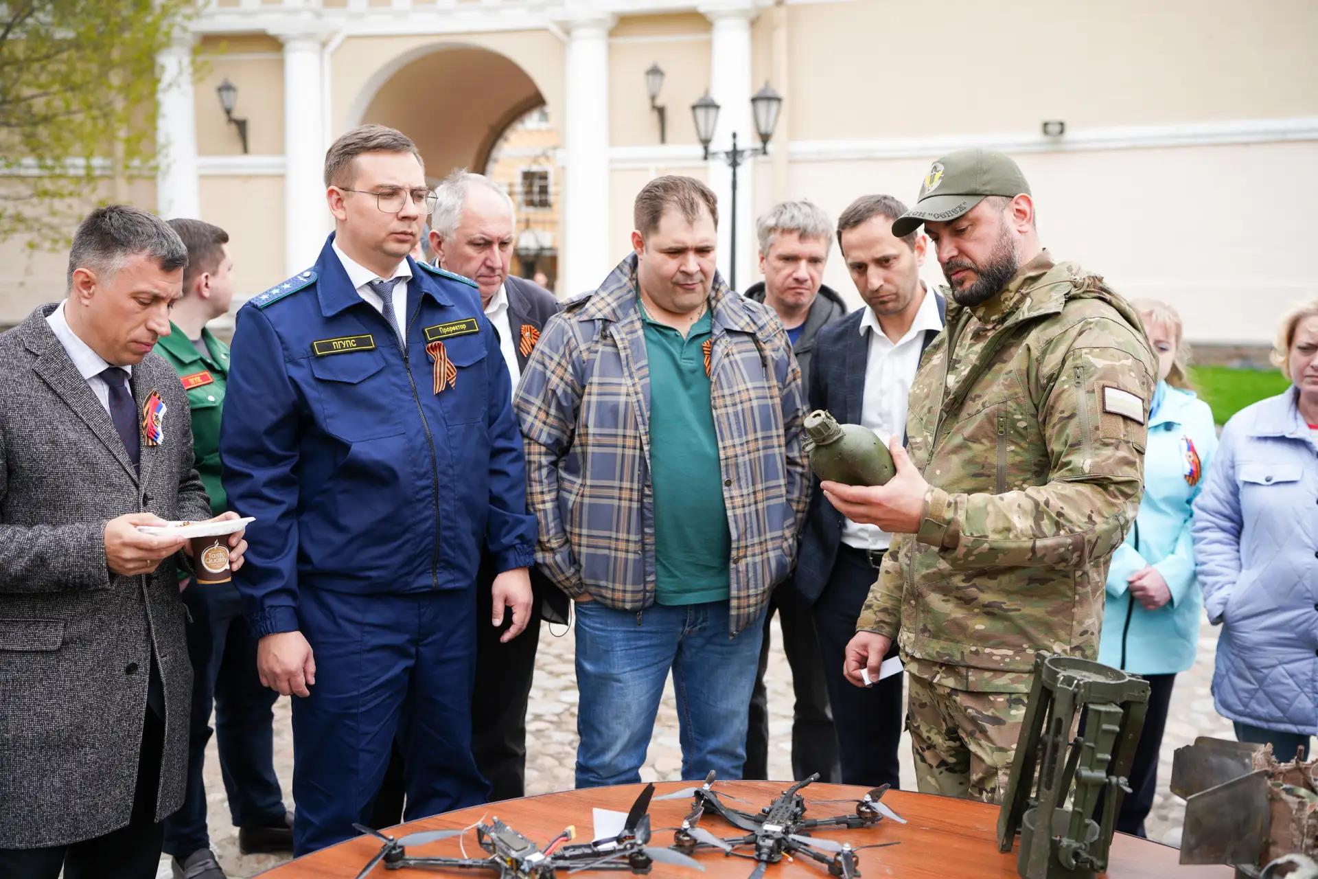 ⚡ В Мемориальном сквере вуза прошла церемония возложения цветов к памятнику профессорам и студентам,