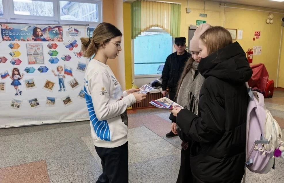 🇷🇺 Наши кадеты - активисты школьного отряда "Волонтёры Победы" провели акцию по раздаче лент триколо