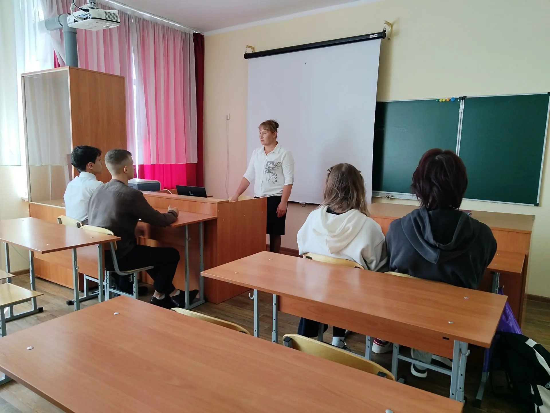 В рамках месячника "Экстремизму - НЕТ!" в нашей школе прошел единый классный час "Экстр...