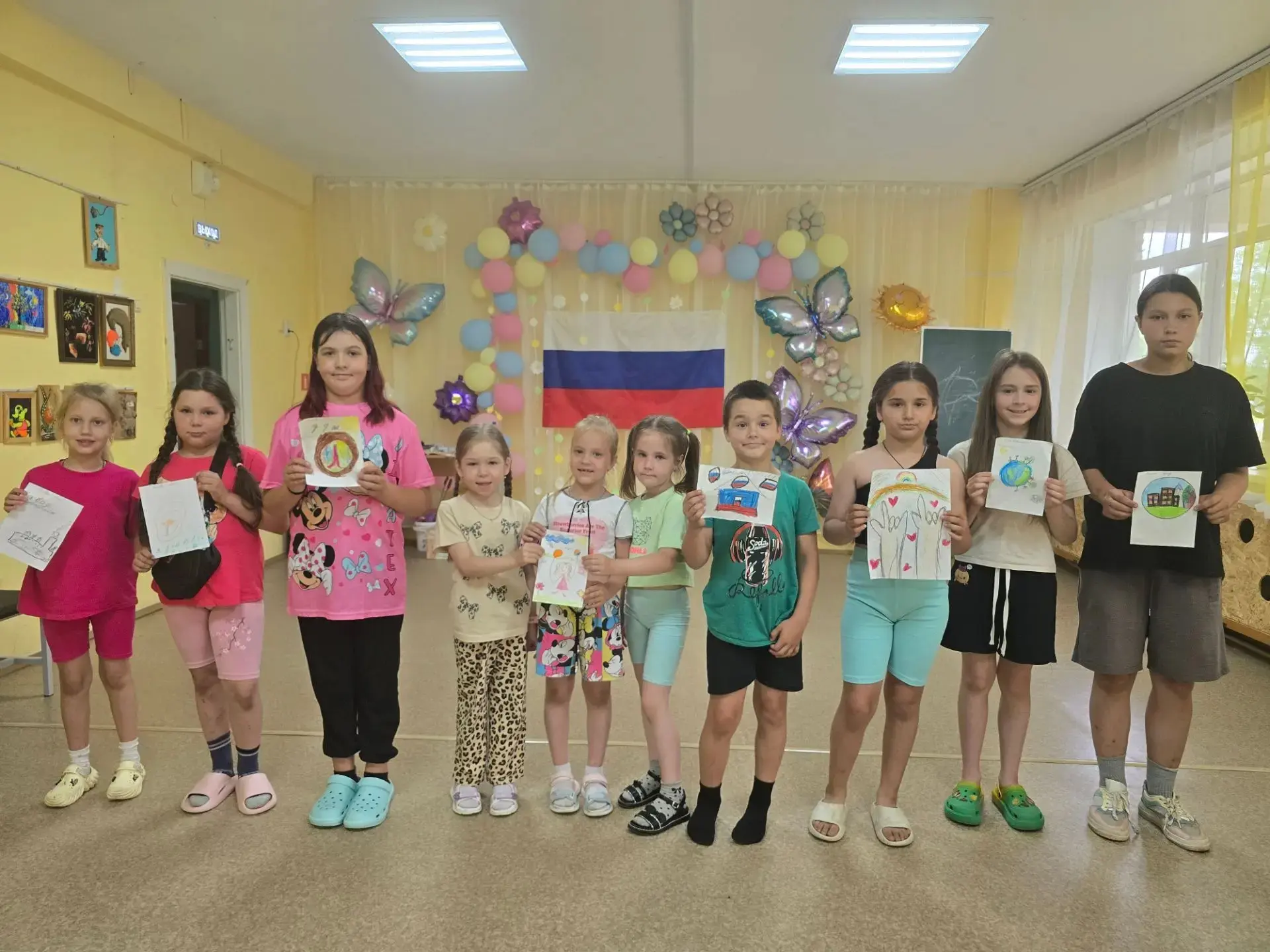 Сегодня для наших "Огоньков" был устроен "Праздник цветных карандашей", когда фантазия не знает гран