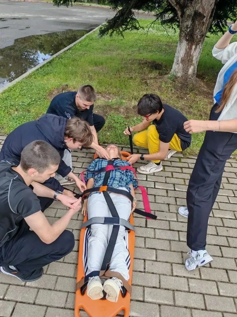 🚑 Волонтёры Лыткарино освоили навыки спасения
9 июля наши волонтёры, включая десятиклассницу Нину Ч