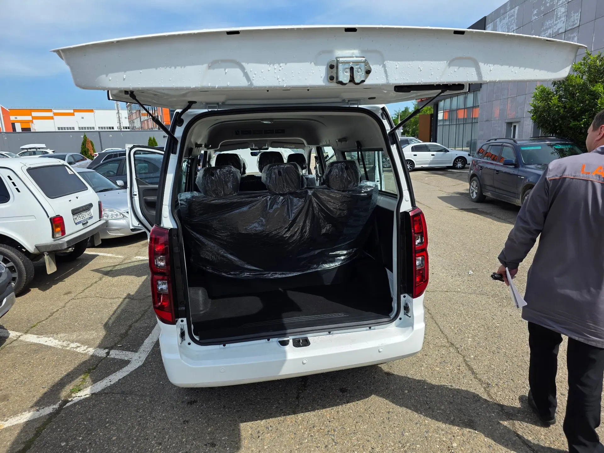 🚐🔥 Новая LADA M‑7 приехала в Россию. Но то, что я увидел на приёмке — это совсем не то, что вы думае