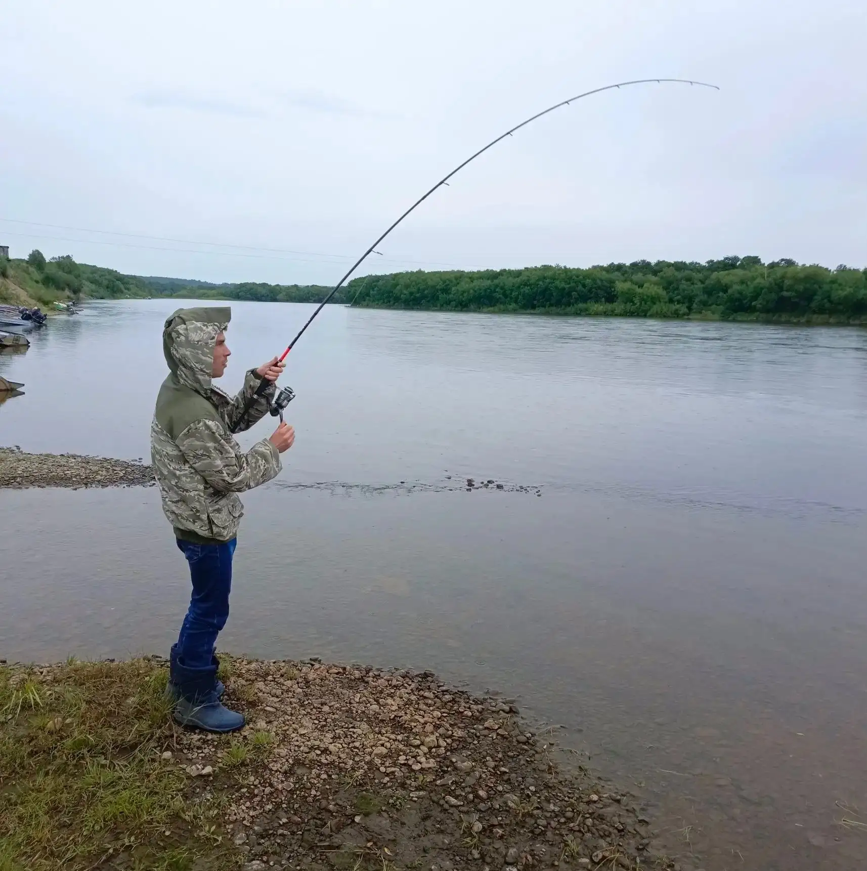 🎣 Вечерняя рыбалка: когда клёв — дело второе, а главное — атмосфера!