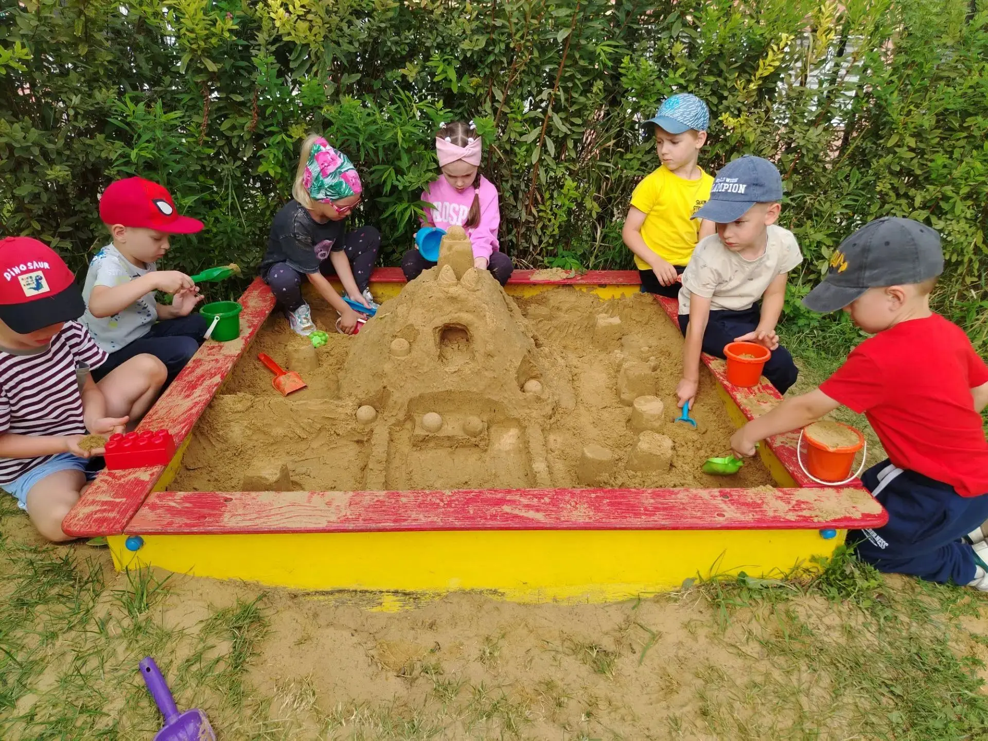 🏰 Песочные шедевры от наших малышей! 😍