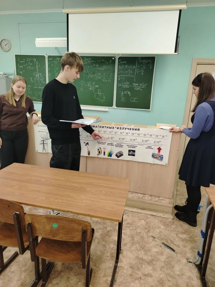 Вести с урока  В 11 классе идёт подготовка к экзамену по физике. Учимся решать задачи на сложный про