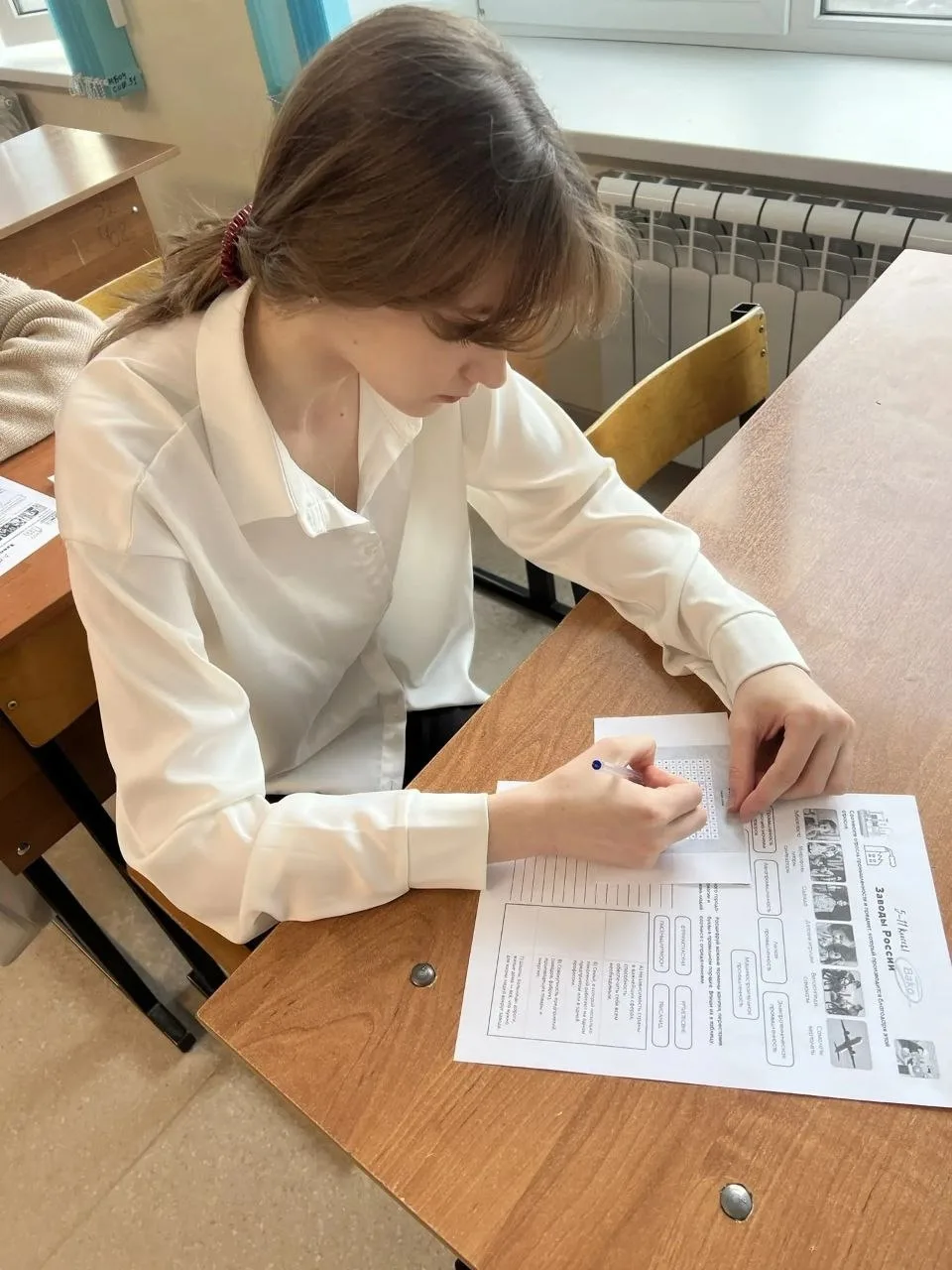 Неделя в МБОУ СОШ №13 началась традиционно с торжественной линейки, посвященной церемонии выноса фла