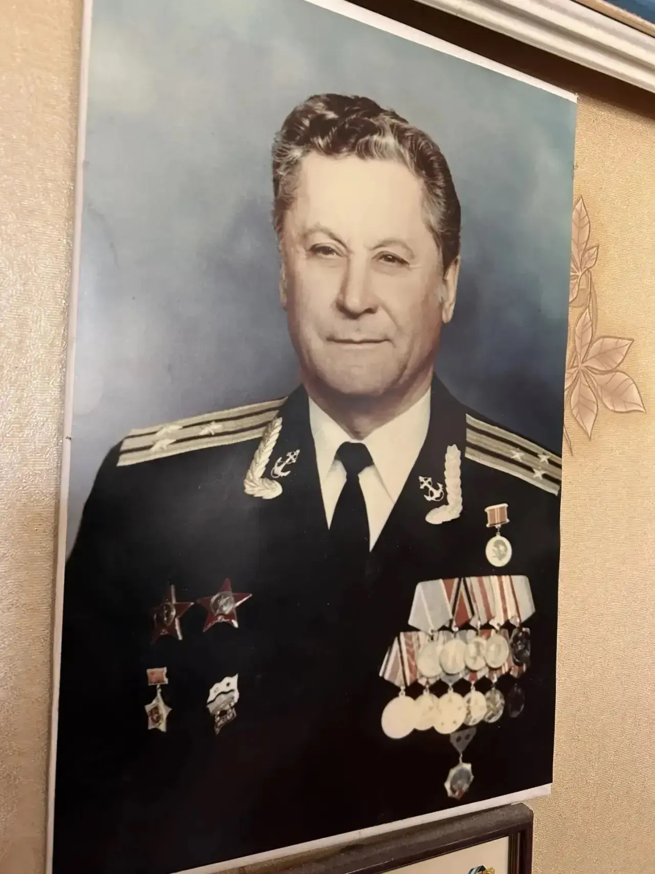 В преддверии Дня Победы Глава Ленинского муниципального округа Алексей Верещака поздрав...