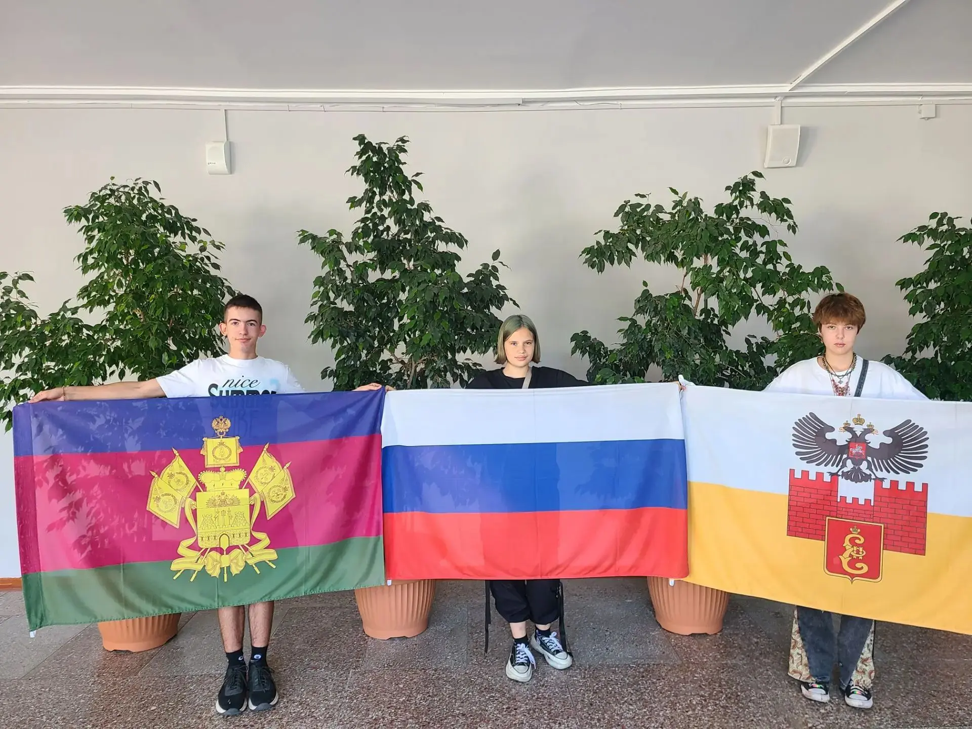 Накануне праздника в школе кипела творческая работа — ученики вместе украшали холл наше...