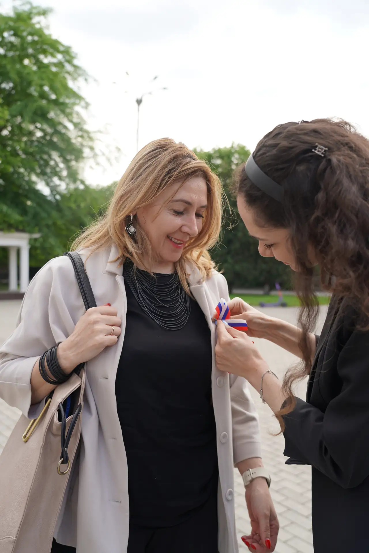 💙 Утро в КБГУ началось с традиционной акции по раздаче лент триколора

В преддверии Дня России студ