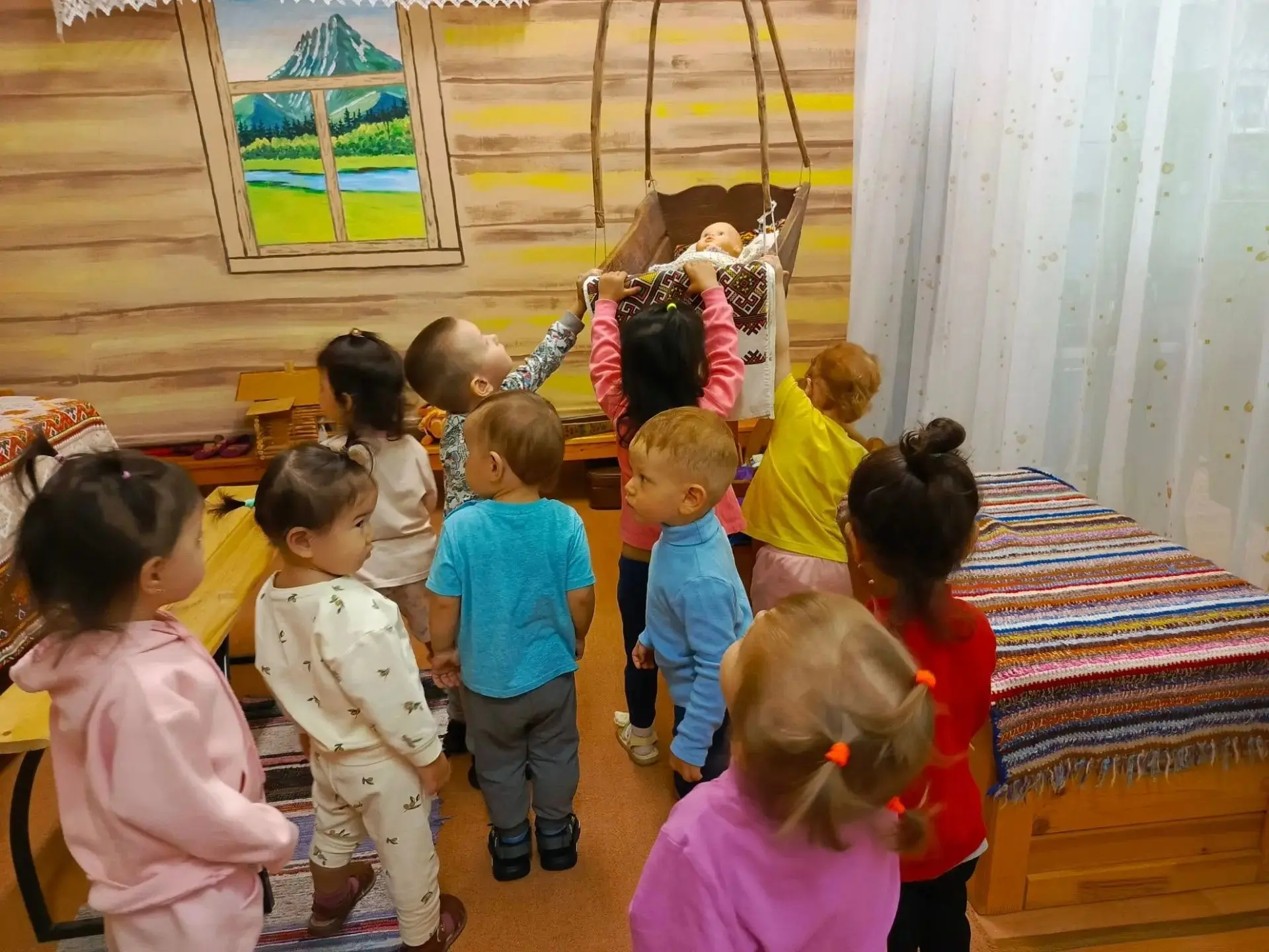 Дети младшей группы посетили краеведческий музей. Цель данной экскурсии - формирование ...