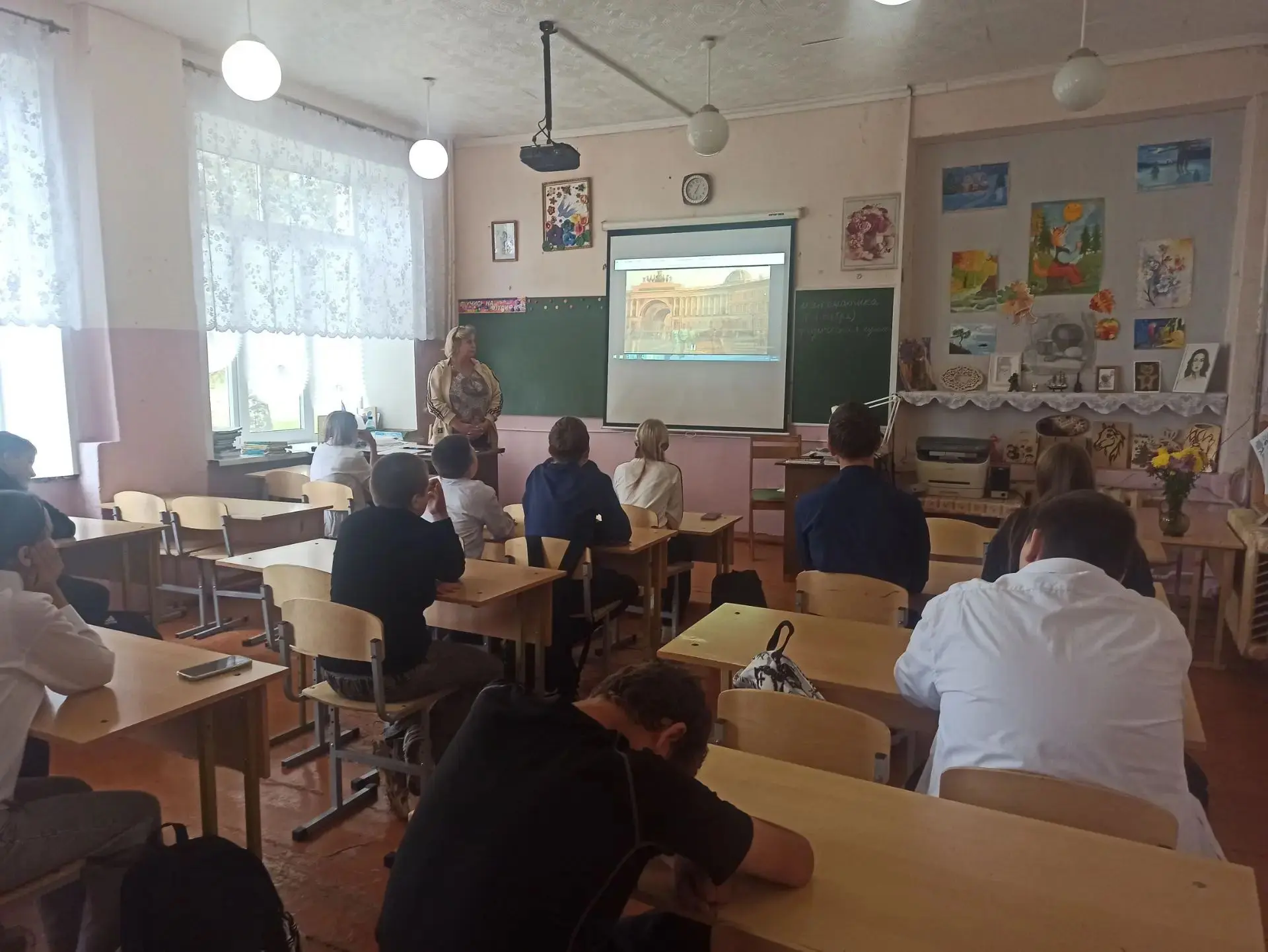 Каждый понедельник в нашей школе проводится линейка с выносом флага и исполнением гимна...