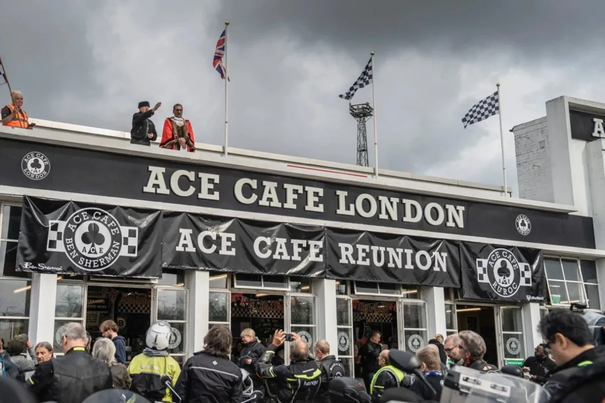 Культовое байкерское кафе - Ace Cafe London на грани закрытия из-за бесчинства посетителей