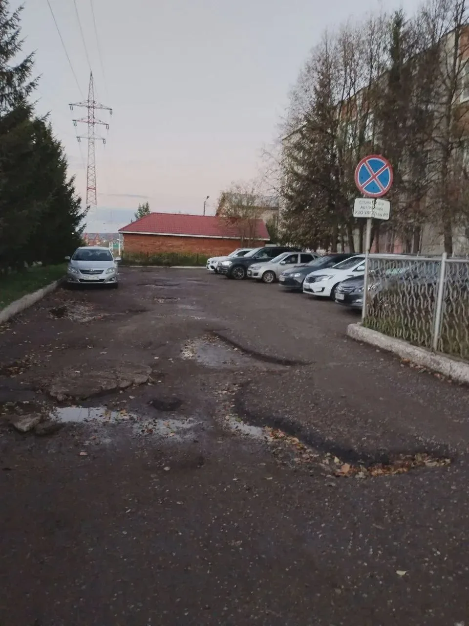 Подъезд к зданию опеки в плохом состоянии