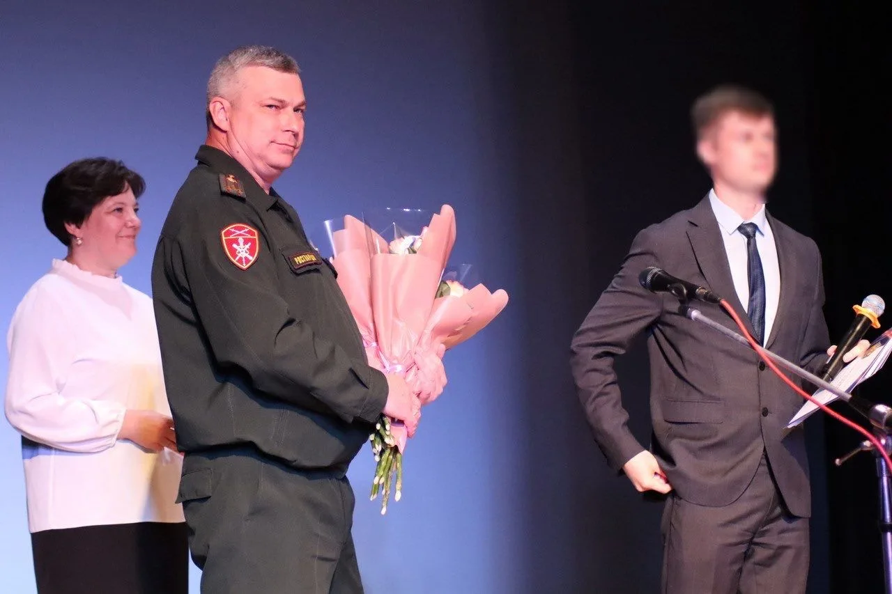 🎓Выпускников магаданского детского дома поздравили шефы из Росгвардии и ФСБ
