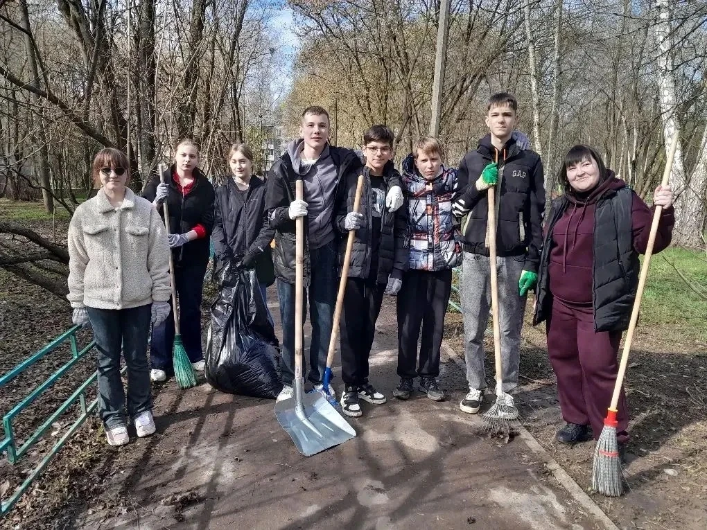 🌳 Учащиеся 8 «Бк2» класса приняли активное участие в благоустройстве общественной территории!  Вмест