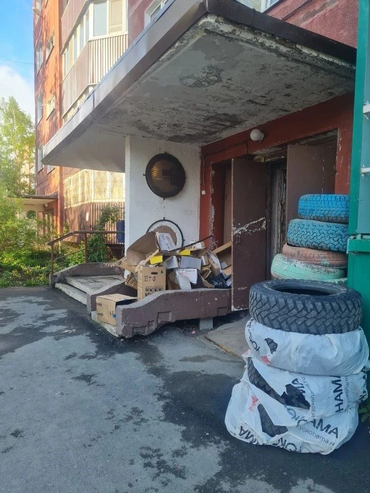 🚫 Смотрите, какой «клад» кто-то оставил у подъезда дома по адресу ул. Есенина, 48А.