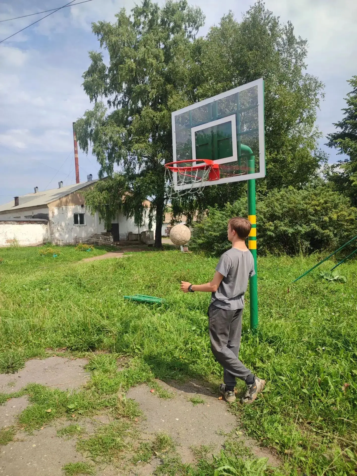 Хорошо играть с мячом, с ним нам скука нипочём! 🏐⚽

Сегодня в нашем доме прошёл настоящий праздник 