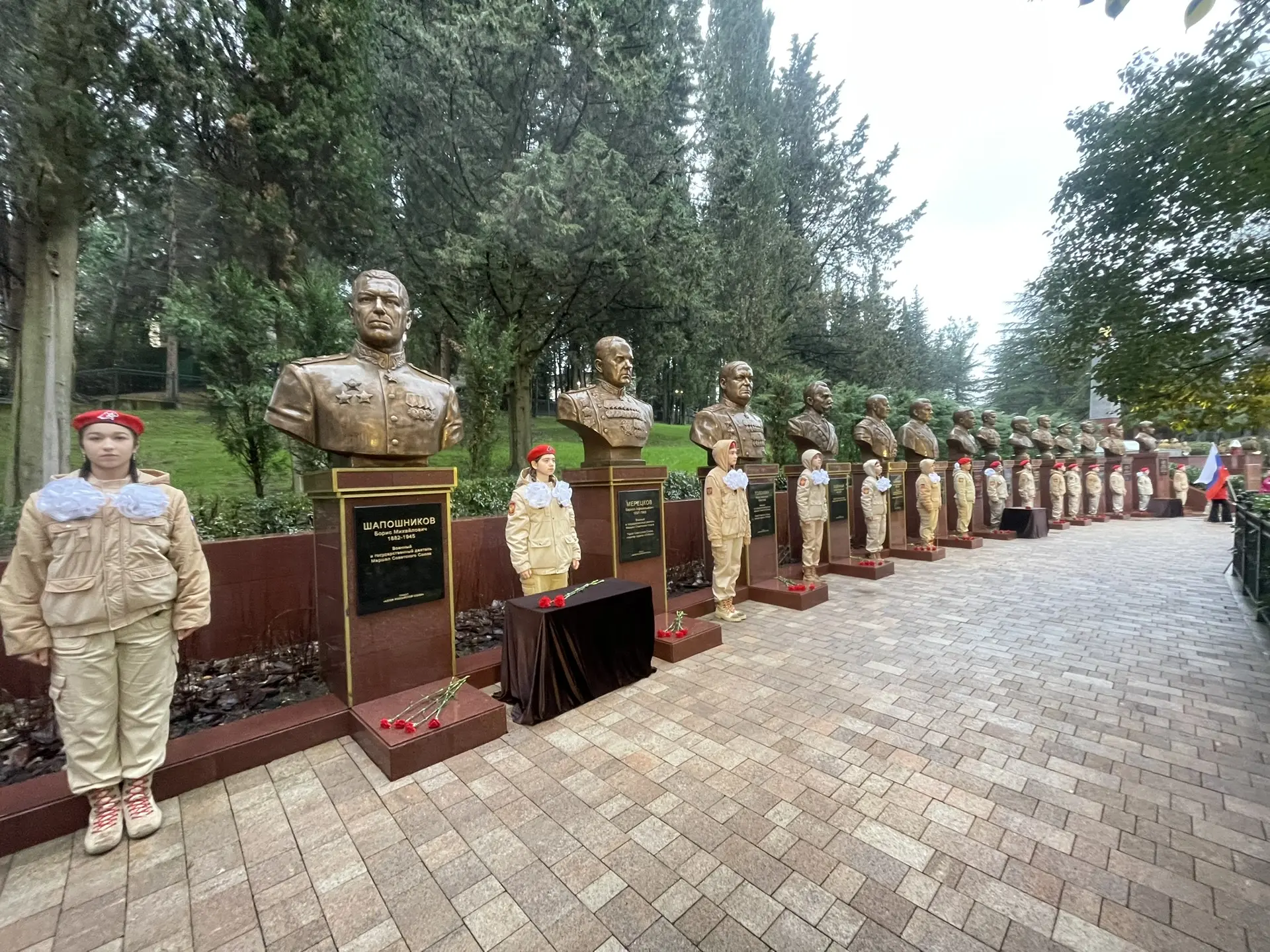 23 февраля кадеты и юнармейцы школы приняли участие в торжественной церемонии возложения цветов к ве