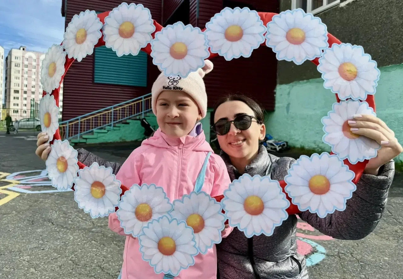 Сегодня, в День семьи, дети вместе с родителями сделали памятные снимки с сердцем, укра...