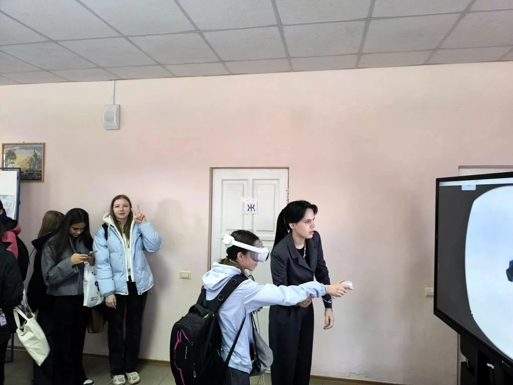 📖  24 апреля обучающиеся 9Г класса посетили День открытых дверей в Батайском техникуме информационны