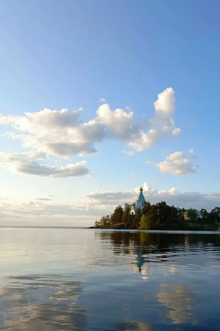Для мореходов Бог предназначил в убежище острова, а для мира, обуреваемого грехом, даровал святые це