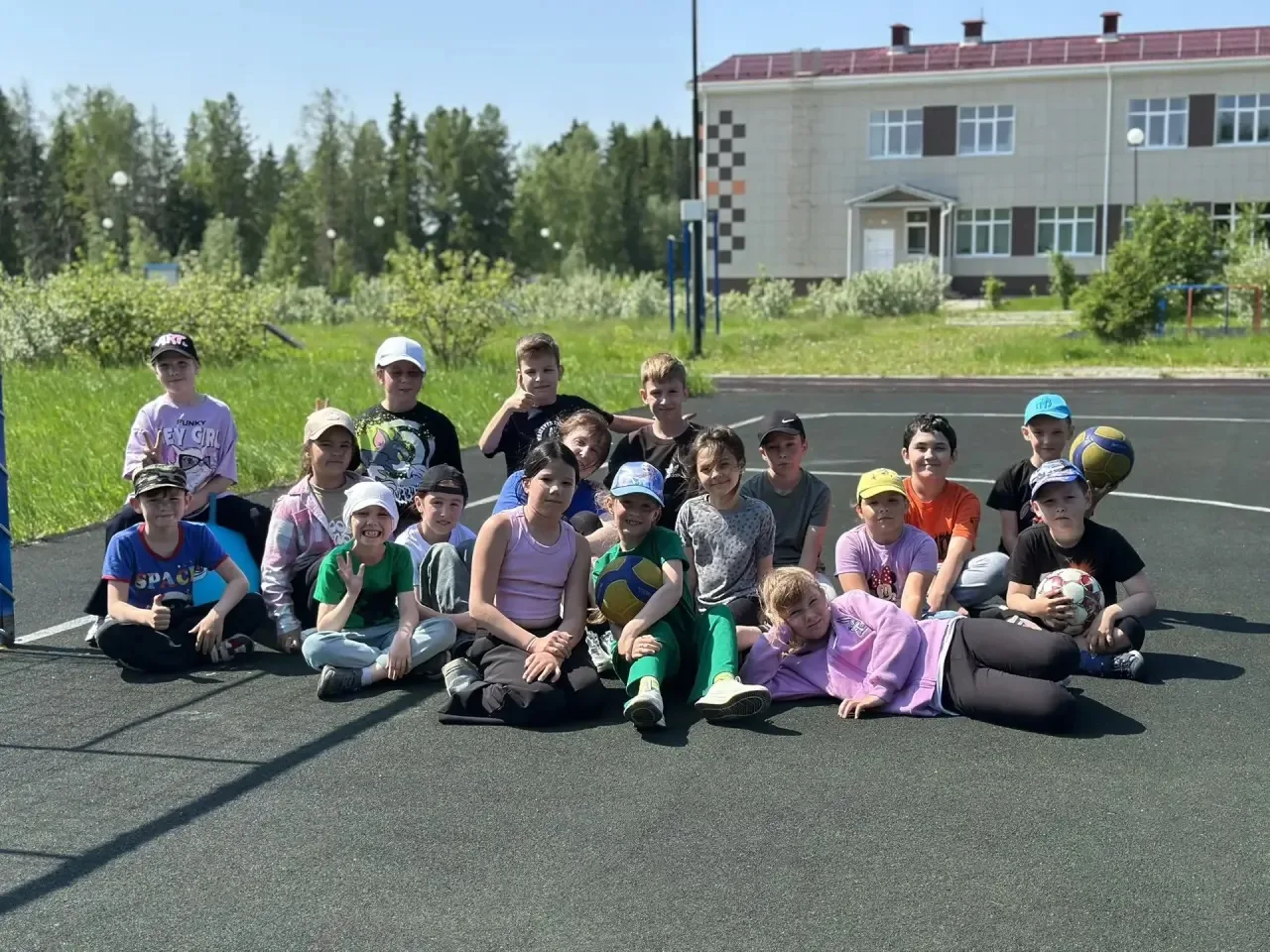 Сегодняшний день в лагере — эталон летнего счастья! 🌞

Мы:
✅ играли в подвижные игры,
✅ принимали с
