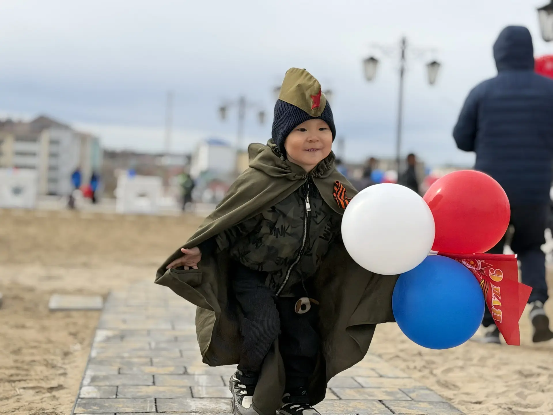 УЛУУ КЫАЙЫЫ КҮНЭ МАЙАҔА  Улуу Кыайыы 81 сылын бэлиэтиир тэрээһин Майа сэлиэнньэтигэр Кыайыы Монумены